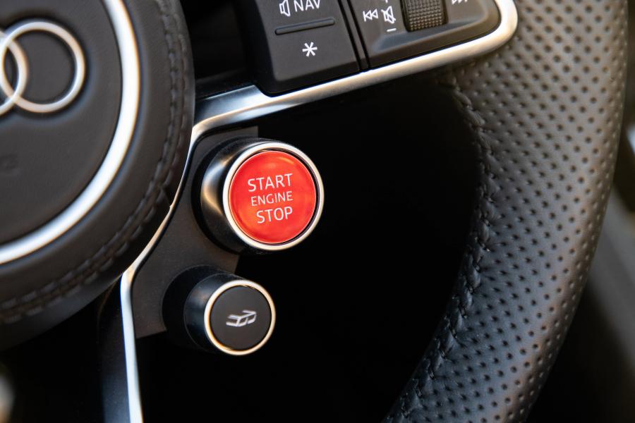 Детали интерьера Audi R8 V10 Performance Spyder 2019 года  (NA) (фото 44 из 46)